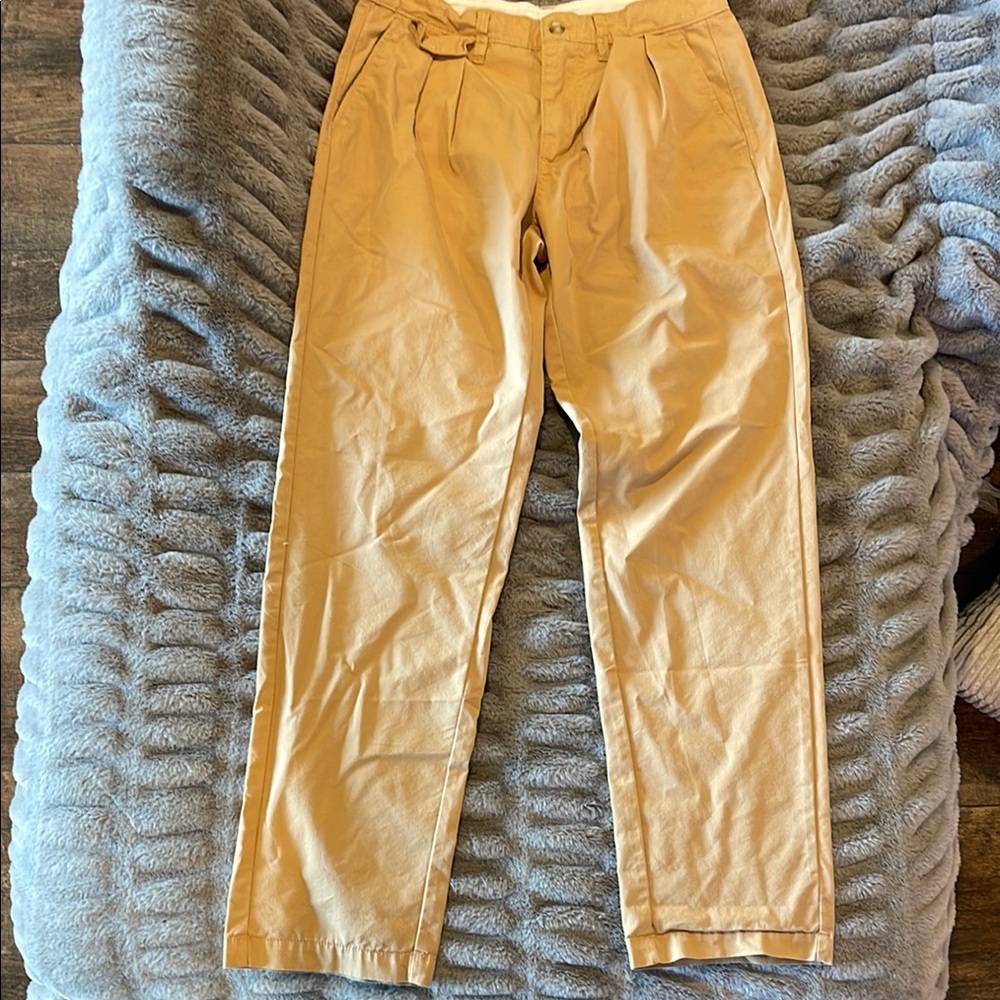 URBAN OUTFITTERS Women’s Khaki Pants in size 29. Excellent condition!